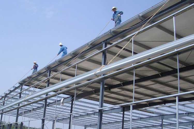 鋼結(jié)構(gòu)采用節(jié)能體系，具有呼吸功能，可調(diào)節(jié)室內(nèi)空氣干濕度