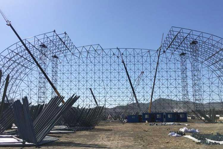 按著安裝順序和工藝要求在鋼平臺(tái)上進(jìn)行鋼構(gòu)件的預(yù)制和組裝，要保障焊接制作質(zhì)量