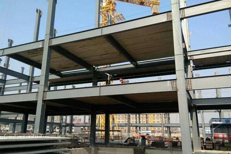 鋼結(jié)構(gòu)安裝是一項(xiàng)大而精細(xì)的工程，許多細(xì)節(jié)之須加以關(guān)注，尤其精度問題，精度是建筑結(jié)構(gòu)較為重要的指標(biāo)之一，控制精度需要從細(xì)節(jié)著手